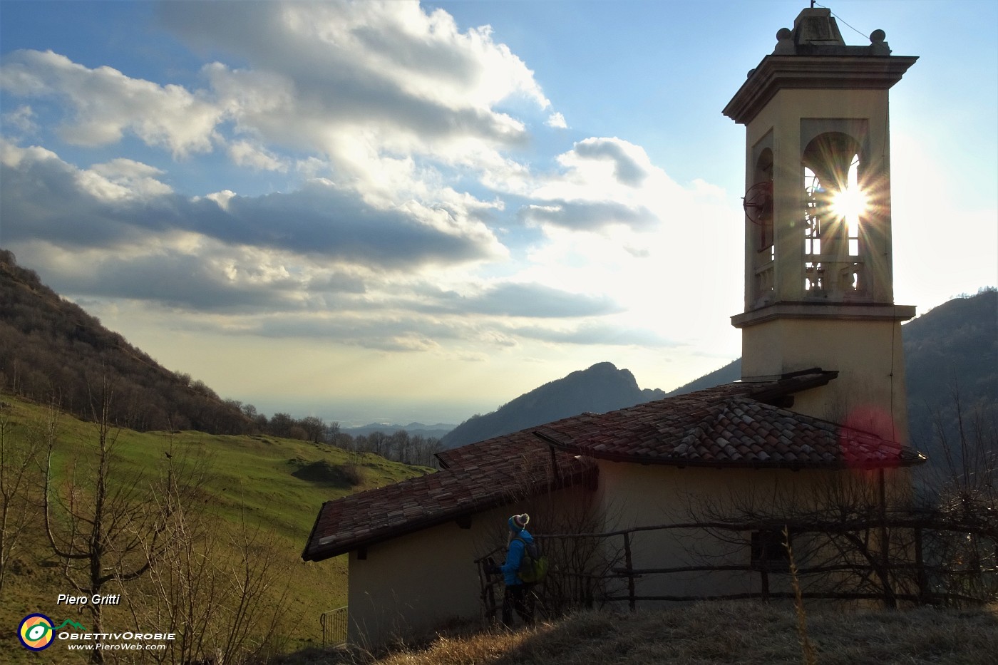 73 Alla Chiesa di S. Barnaba di Salmezza con Filaressa sullo sfondo .JPG